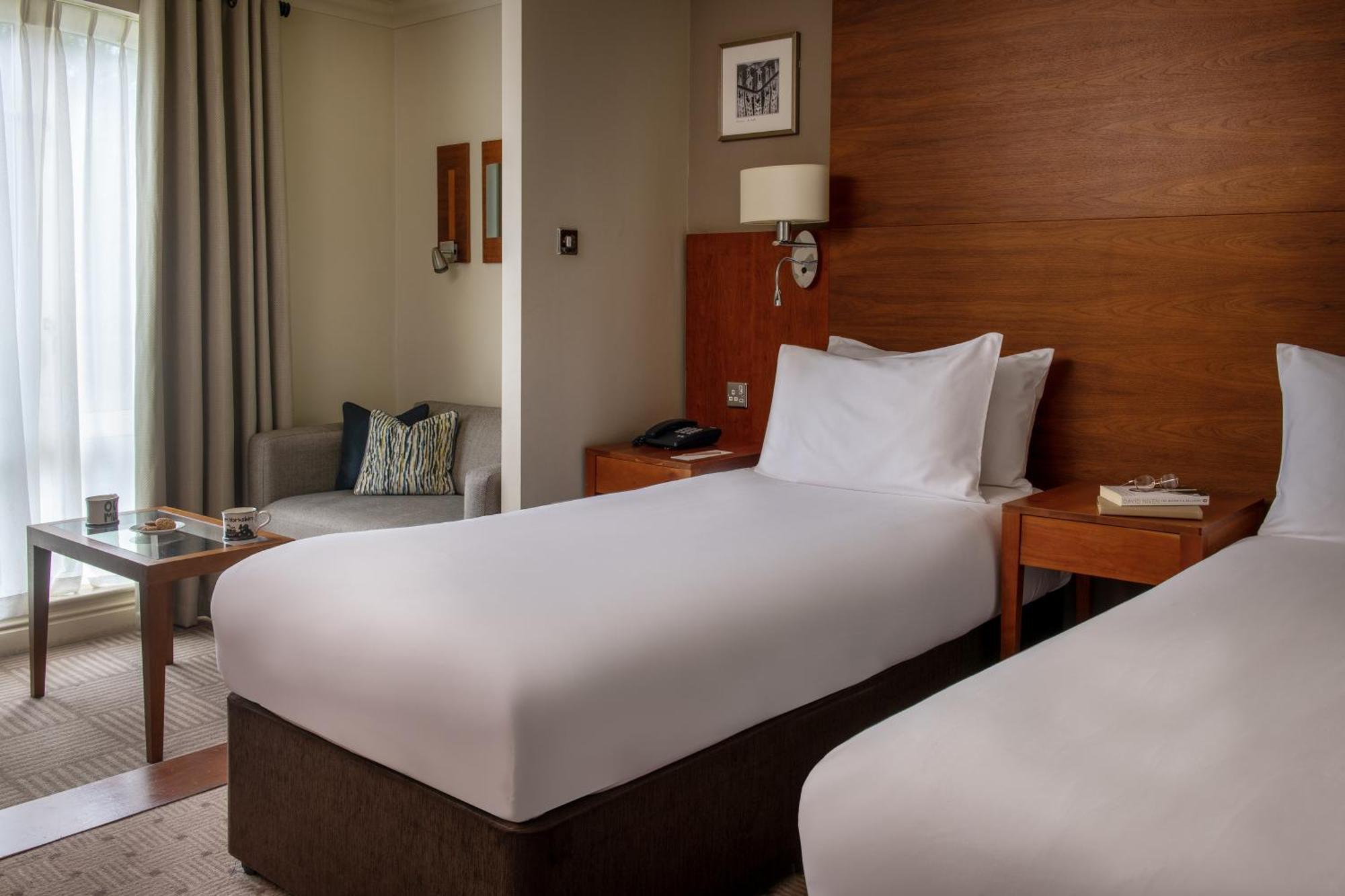 Thorpe Park Hotel And Spa Leeds  Bagian luar foto